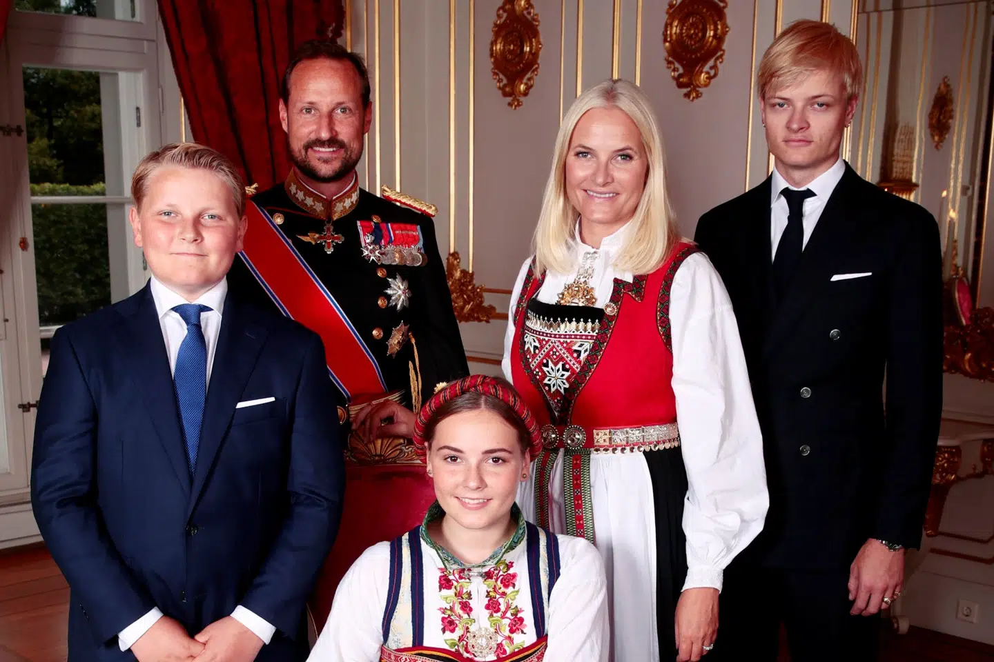 Her ses kronprinsesse Mette-Marit med hele sin familie: prins Sverre Magnus på 14 år, hendes jævnaldrende mand, kronprins Haakon, og datteren prinsesse Ingrid Alexandra på 16 år. Yderst til højre står hendes søn, 23-årige Marius Borg Høiby, som hun har fra et tidligere forhold, og som dermed ikke har nogen royal titel. (Arkivfoto) Ntb Scanpix/Reuters