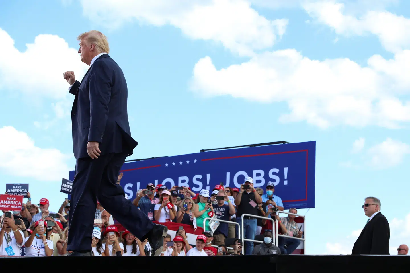 Præsident Donald Trump skærper sin retorik over for hans demokratiske rival, Joe Biden, under valgkampagne møde mandag lokal tid. Tom Brenner/Reuters