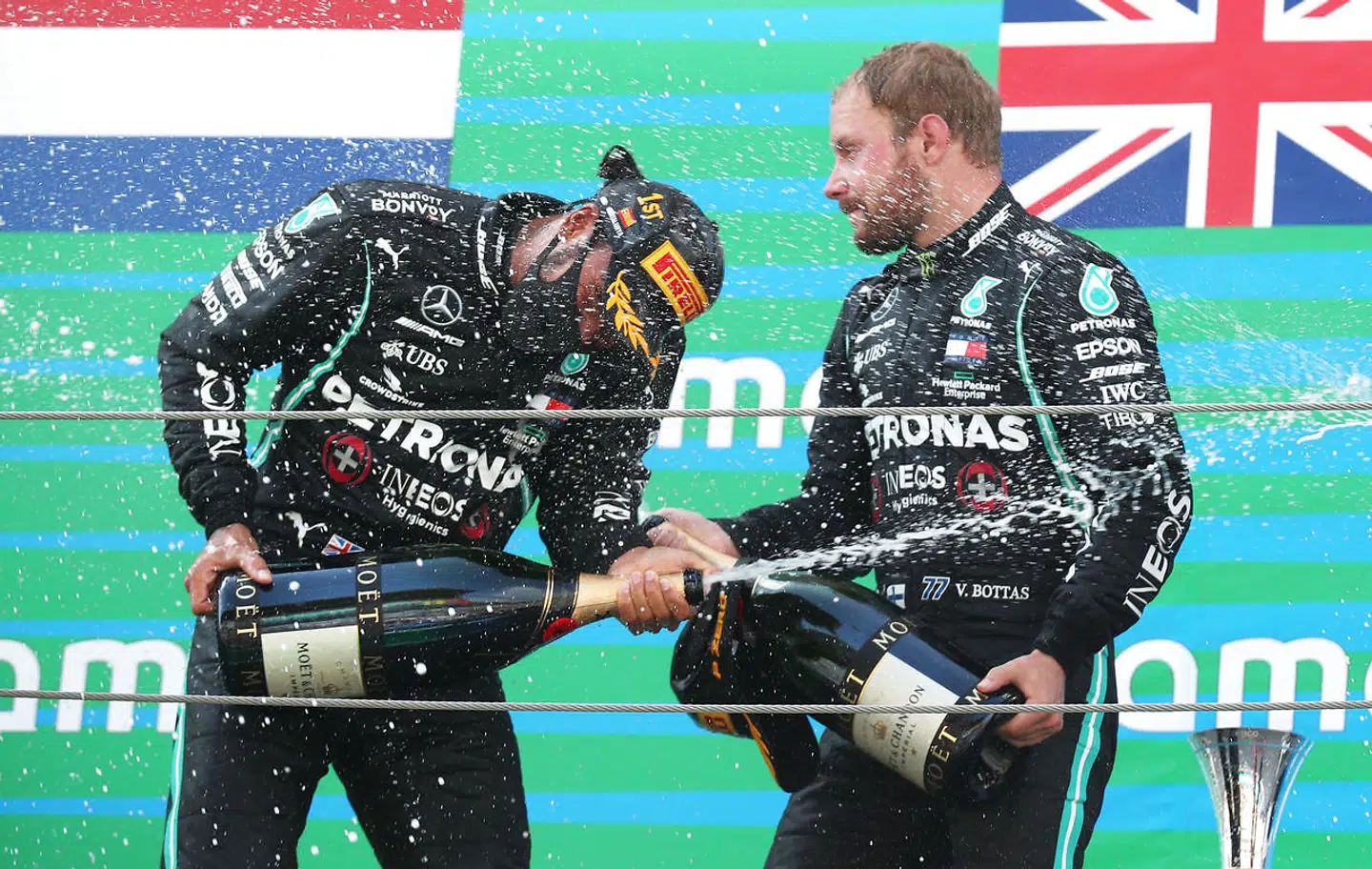 Mercedeskørerne Lewis Hamilton og Valtteri Bottas (th.) på podiet søndag i deres sorte dragter.
