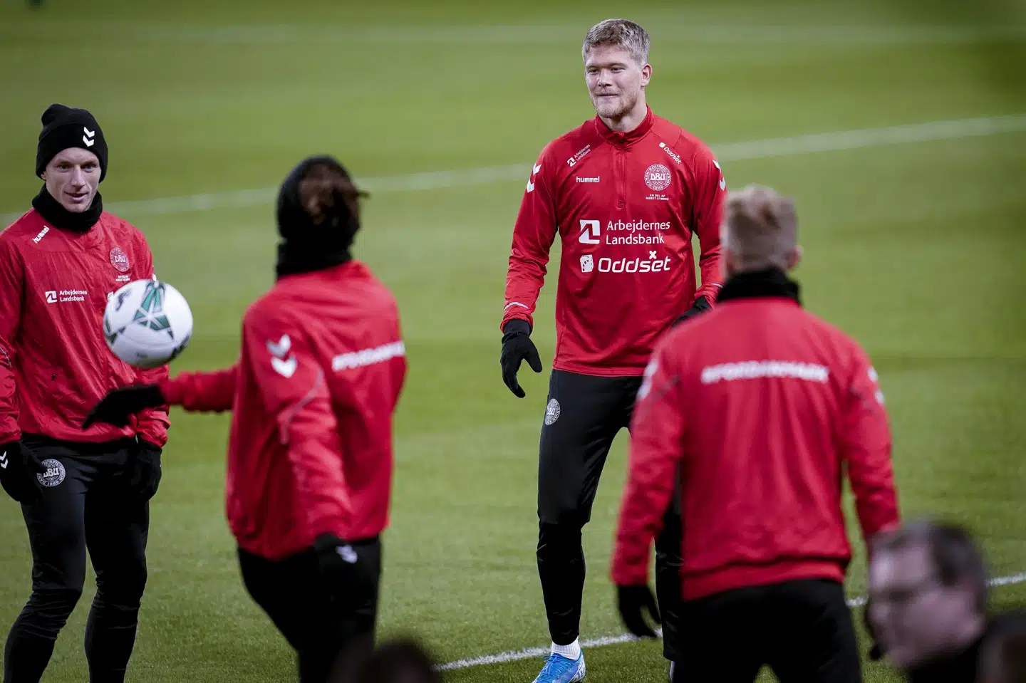 Det er i strid med ny lov, at både Arbejdernes Landsbank og Oddset pryder landsholdsspillernes træningsdragter. (arkivfoto) Liselotte Sabroe/Ritzau Scanpix