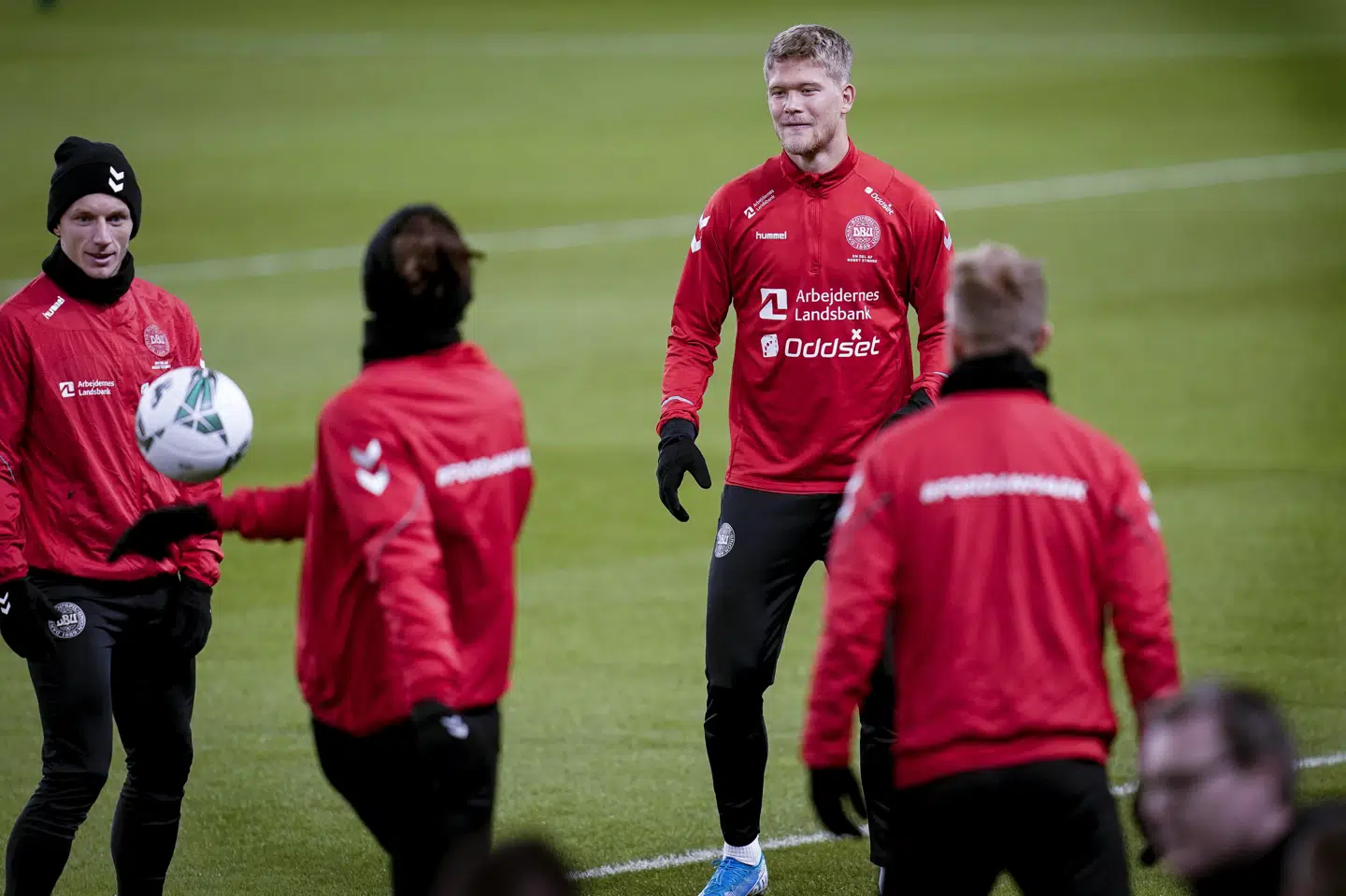 Det er i strid med ny lov, at både Arbejdernes Landsbank og Oddset pryder landsholdsspillernes træningsdragter. (arkivfoto) Liselotte Sabroe/Ritzau Scanpix