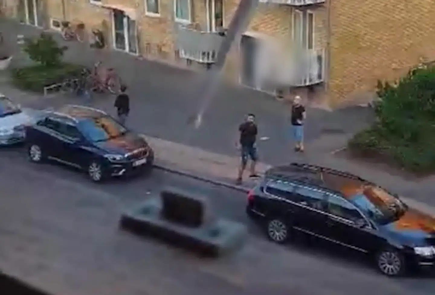Her har den unge mand kastet ægget mod Marlene Hansen (grab fra video).