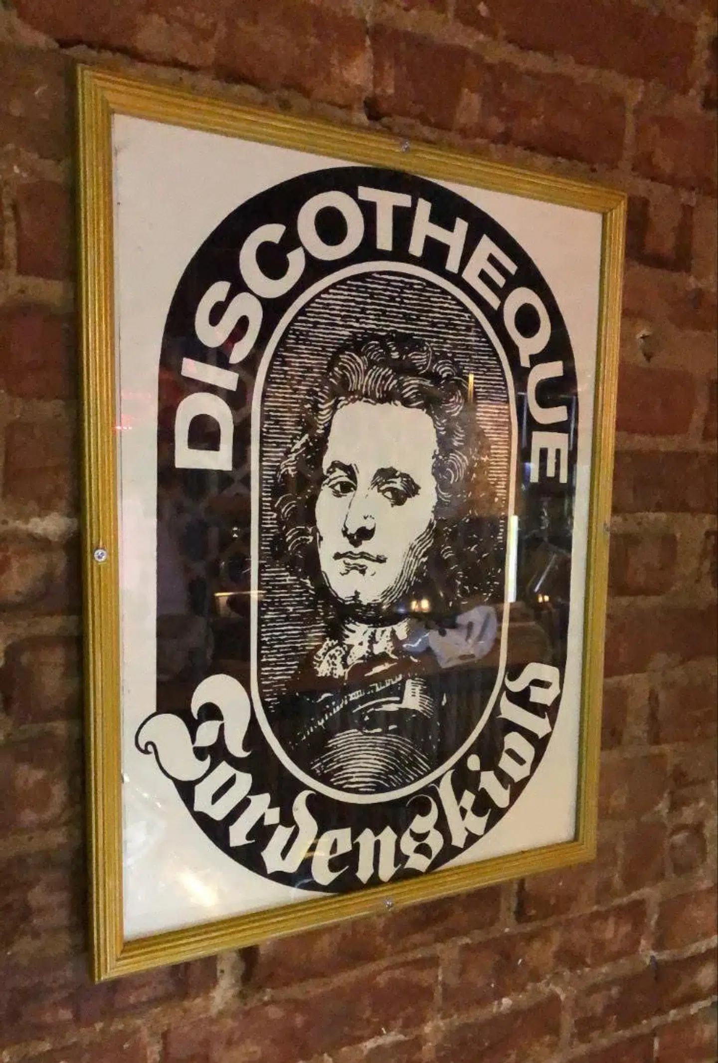 Peter Wessel Tordenskiold pryder væggene indenfor på Tordenskiold Discoteque i Kolding.