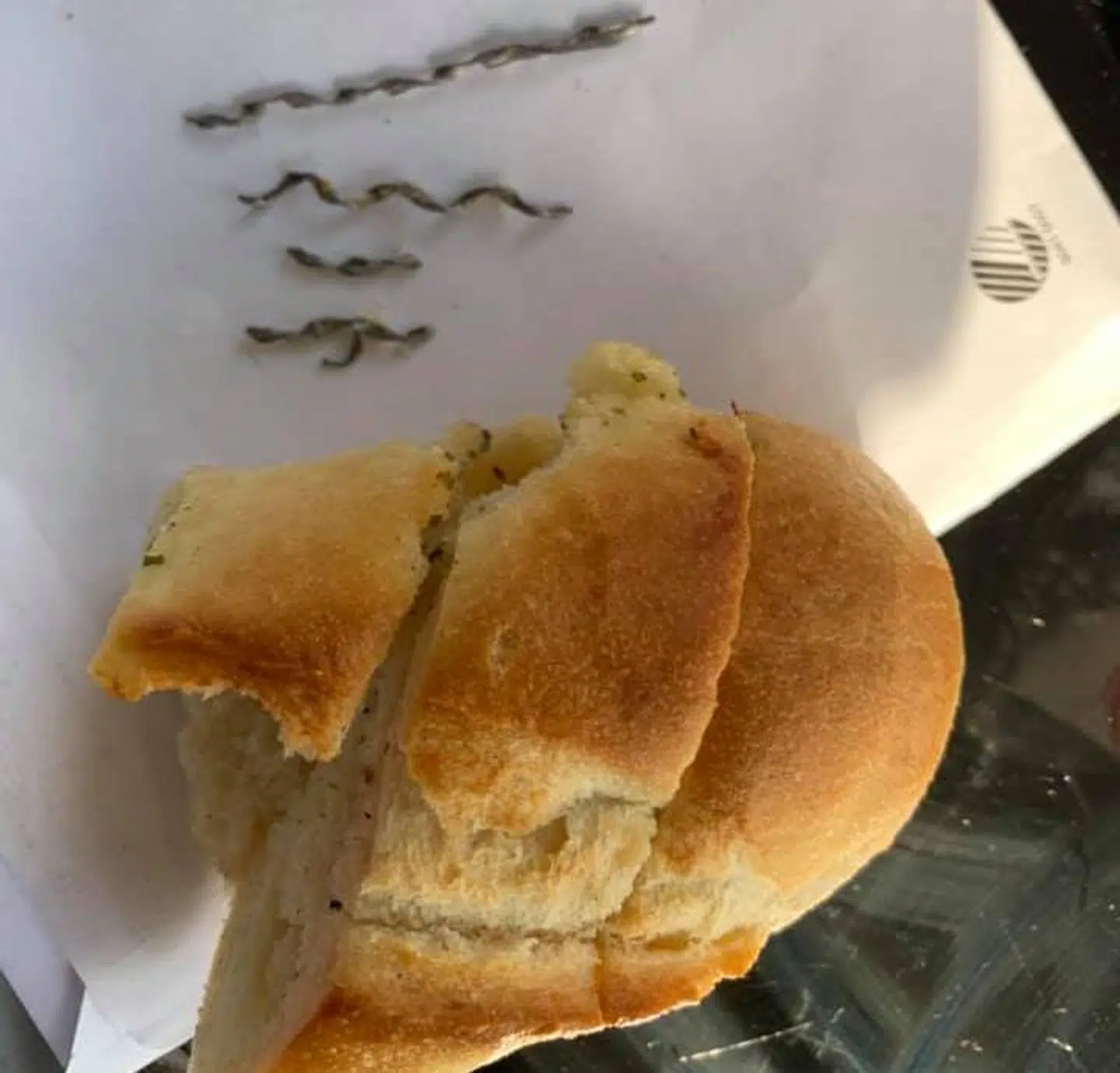 Disse metalstykker fandt en 10-årig pige i sit hvidløgsbrød.