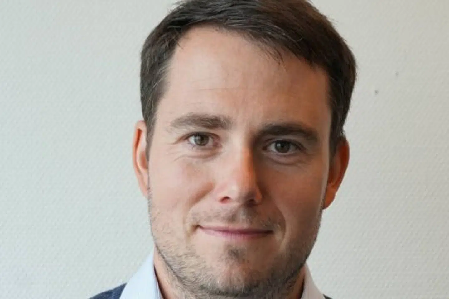 Kristoffer Nothlev er direktør i renovationsfirmaet Fugato. Han er træt af spidse genstande i skraldesækkene, som snitter hans medarbejdere.