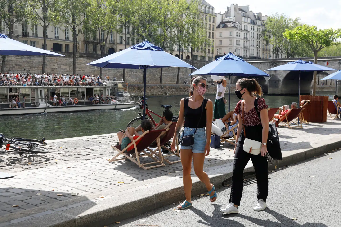 Stigning i antallet af smittetilfælde i Frankrig har fået myndighederne til at udvide påbuddet om at bære mundbind flere steder i blandt andet Paris. (Arkivfoto) Charles Platiau/Reuters