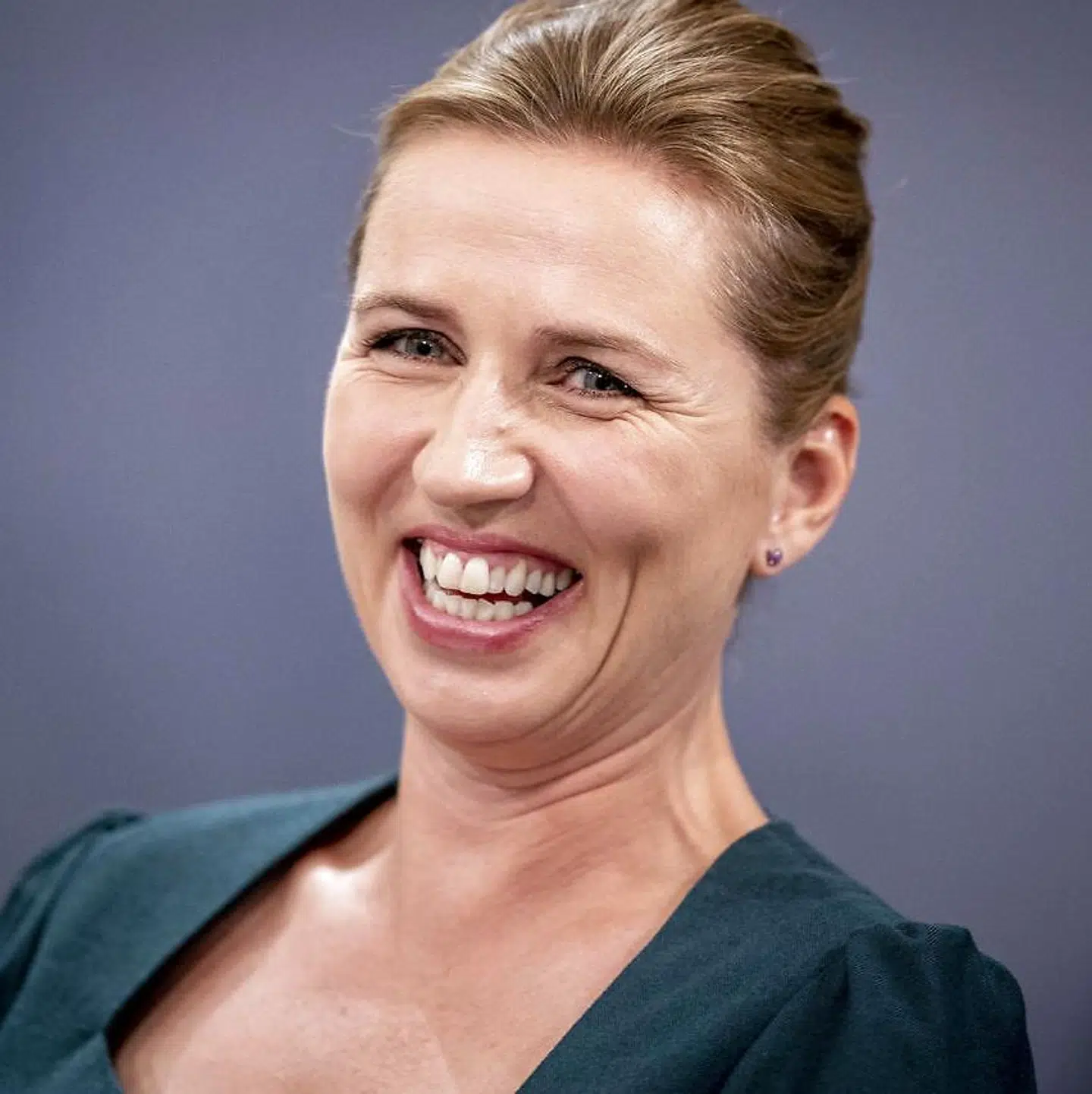 Statsminister Mette Frederiksen grinte, mens Søren Brostrøm demonstrerede, hvordan man tager mundbind på.