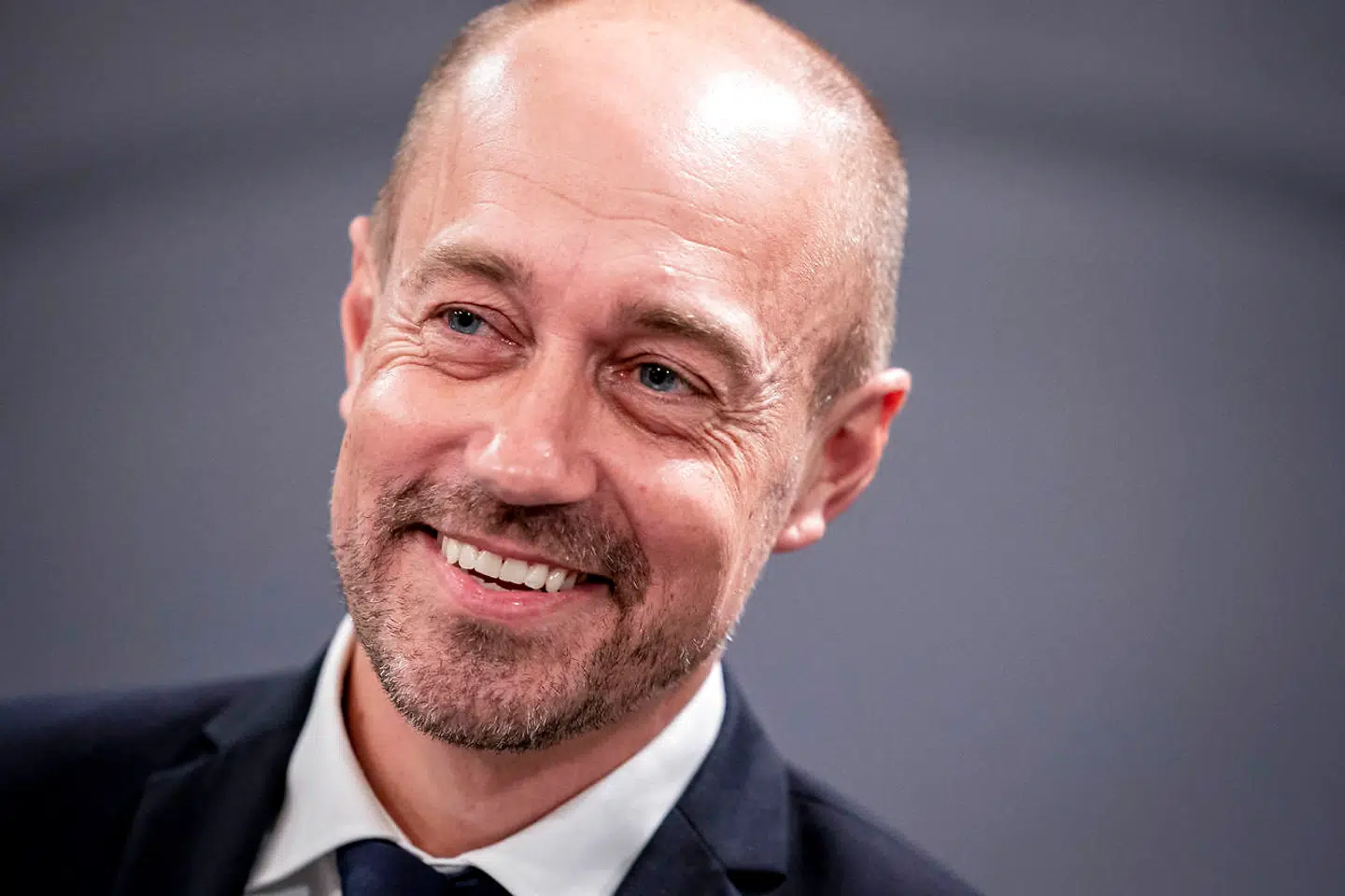 Heller ikke sundheds- og ældreminister Magnus Heunicke kunne holde grinet inde under seancen.