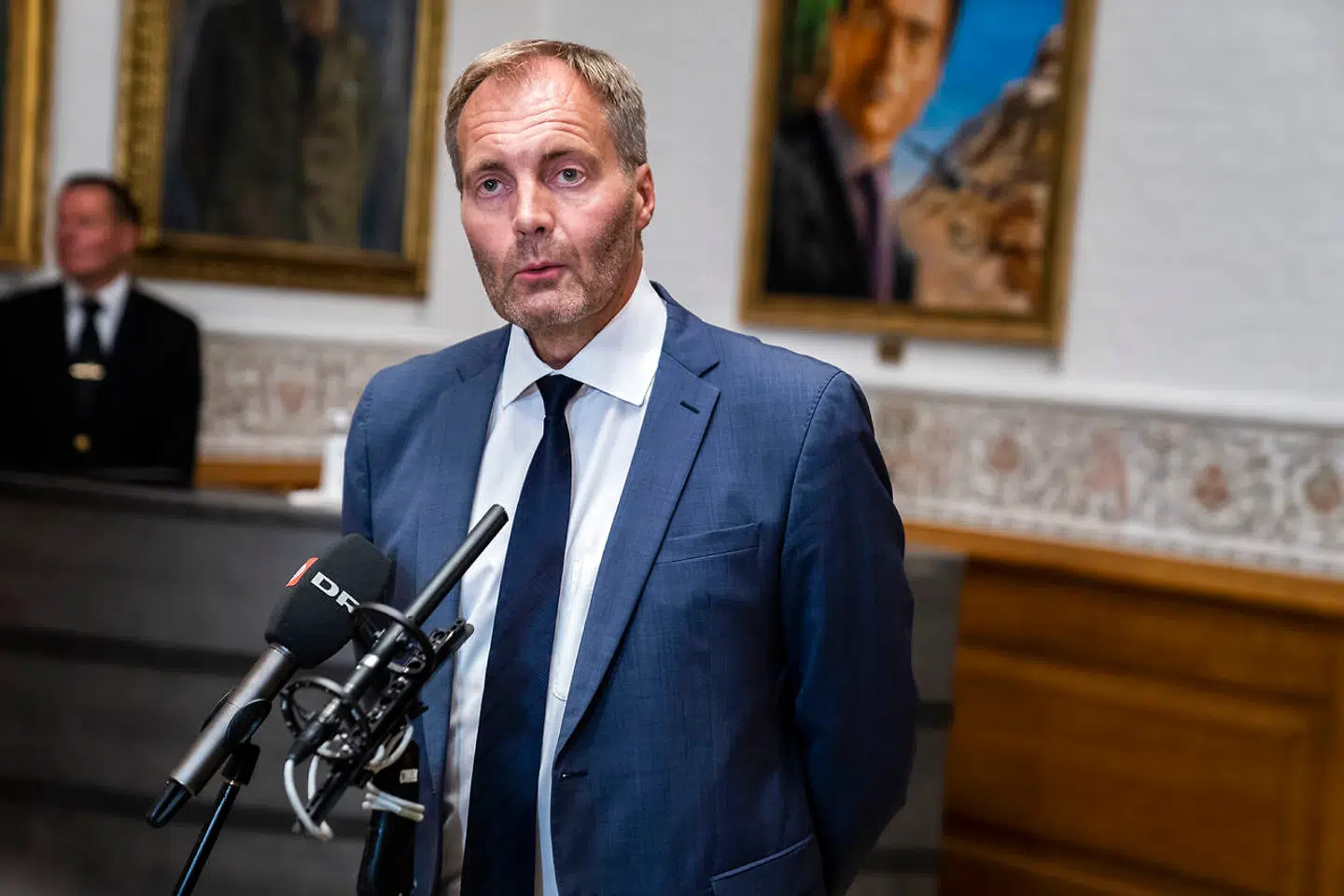 Peter Skaarup (O) forlader forhandlinger om næste fase af genåbningen, den såkaldte fase 4 i Landstingssalen på Christiansborg i København, onsdag den 12. august 2020. Blandt andet skal der forhandles om genåbning af uddannelser, der ikke har fået lov til at åbne endnu, diskoteker, spillesteder og natteliv samt yderligere dele af indendørs sports- og fritidsfaciliteter. (Foto: Martin Sylvest/Ritzau Scanpix 2020)