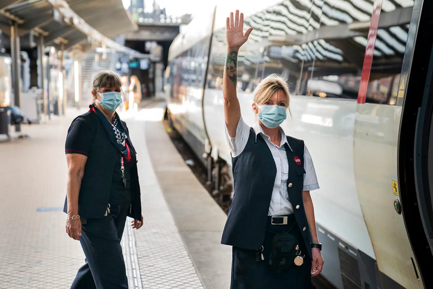 DSB-personale arbejder iført mundbind på Hovedbanegården i København, fredag den 14. august 2020. Togpersonale skal fra fredag bære mundbind. Kravet træder i kraft fredag morgen klokken 6, og det vil gælde i tidsrummet 6 til 9 om morgenen og 15 til 18 om eftermiddagen. (Foto: Martin Sylvest/Ritzau Scanpix 2020)