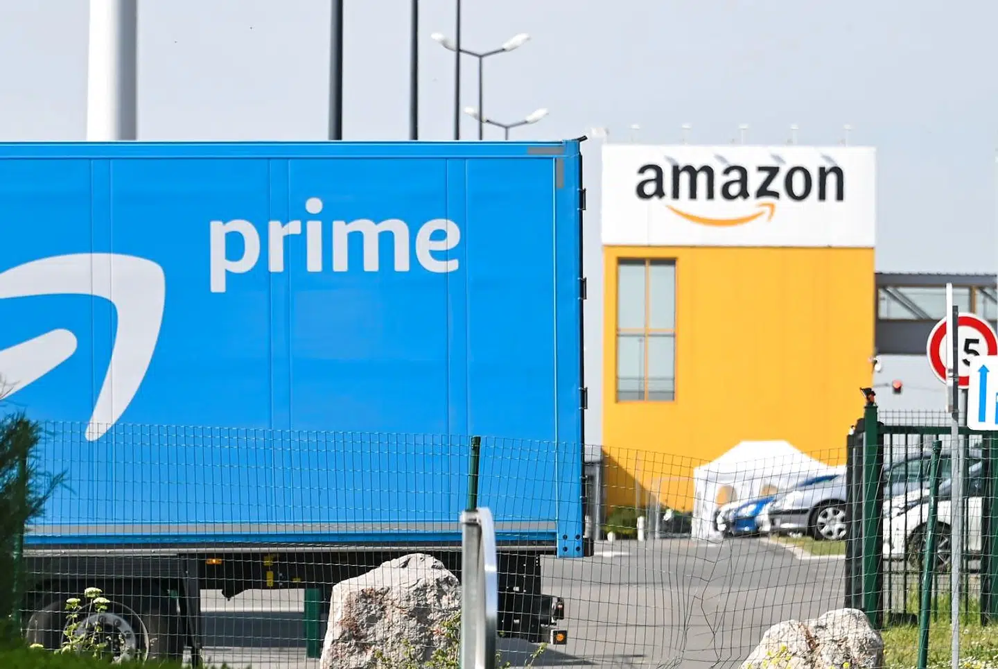 Amazon Primes hovedkoncept er hurtig levering. Her er det en lastbil ved Amazons lager nær Paris, Frankrig.