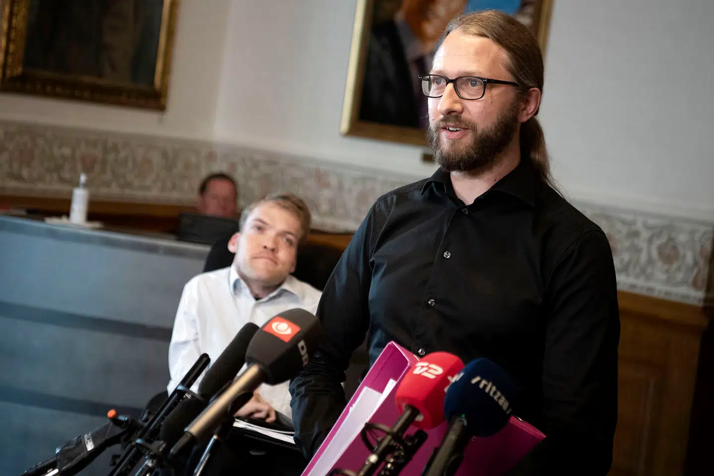 Stinus Lindgreen(B) inden Folketingets partier fortsætter forhandlingerne om næste fase af genåbningen, den såkaldte fase 4, i Landstingssalen på Christiansborg, fredag den 14. august 2020. (Foto: Thomas Sjørup/Scanpix 2020)