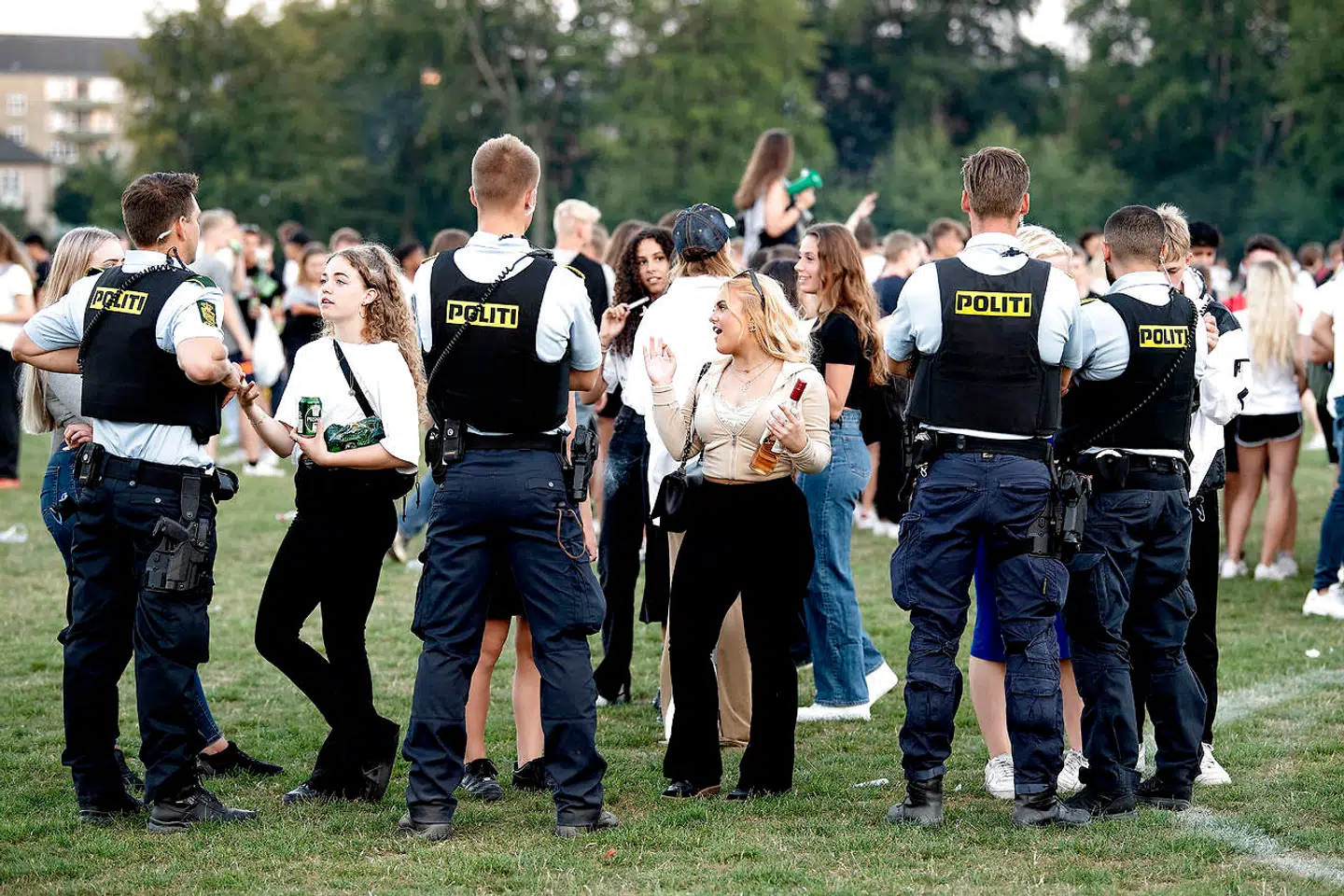 Politiet har forbudt årets store "Puttefest" i Dyrehaven og det har fået gymnasieeleverne til at søge ud i parkerne. Her er det politiet der holder øje med en større forsamling i Fælledparken i København.