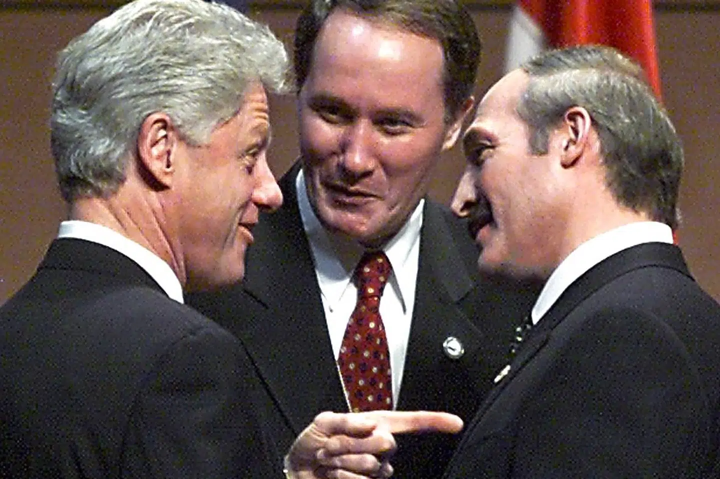 Da Lukasjenko kom til magten i 1994 ved det første demokratiske valg i Hviderusland, vakte han begejstring overalt. Her ses mødes han med daværende præsident Clinton.