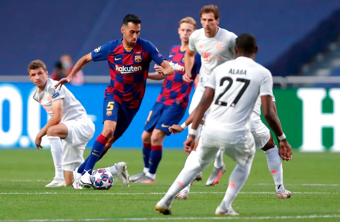 Barcelona's Spanish midfielder Sergio Busquets (C) runs with the ball past Bayern Munich's German forward Thomas Mueller (L) during the UEFA Champions League quarter-final football match between Barcelona and Bayern Munich at the Luz stadium in Lisbon on August 14, 2020. (Photo by Manu Fernandez / POOL / AFP)