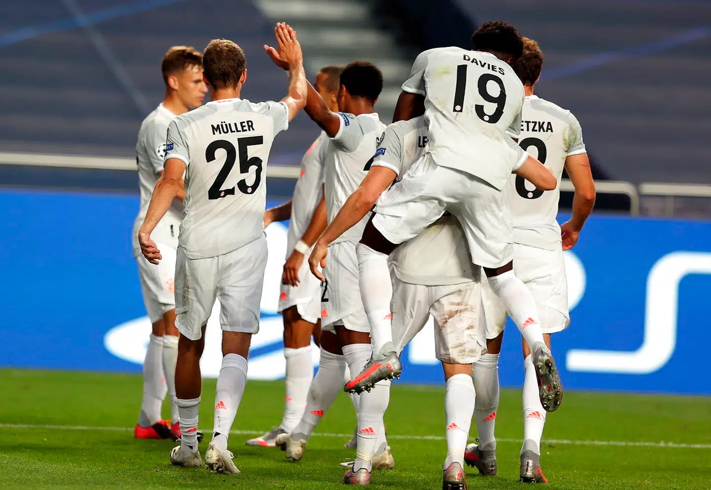 epa08604212 Bayern Munich players celebrate during the UEFA Champions League quarter final match between Barcelona and Bayern Munich in Lisbon, Portugal, 14 August 2020. EPA/Rafael Marchante / POOL