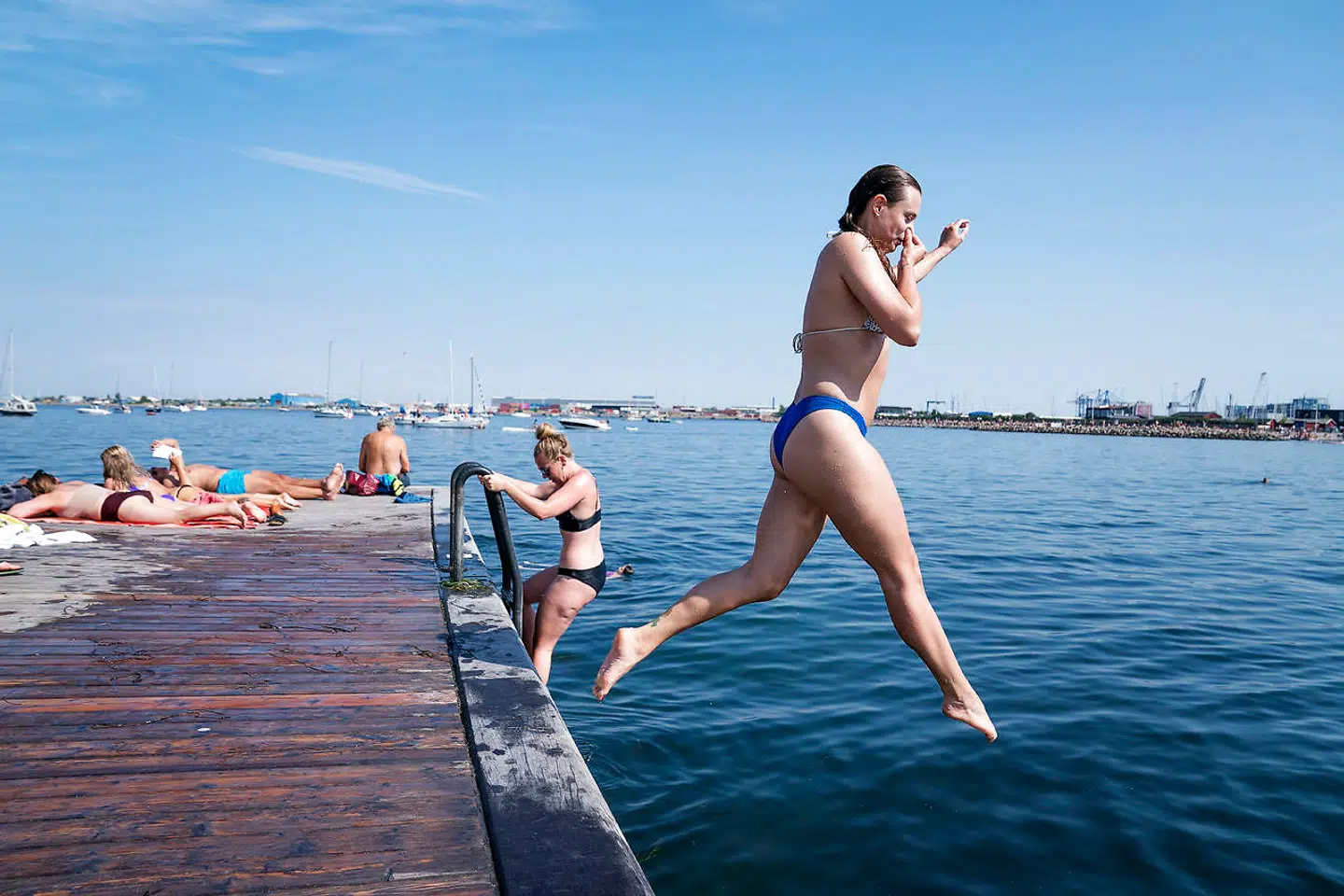 Efter en kølig, blæsende og regnfuld julimåned, nyder mange at hoppe i vandet og tage sol her i august, hvor hedebølgen er lige på trapperne.  (Foto: Claus Bech/Scanpix 2020)
