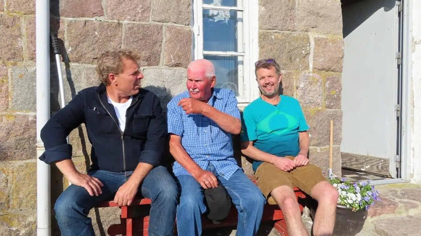 Jørgen Nielsen (i midten) har vist Mikkel Beha (t.v.) og Kronprinsen (t.h.) rundt på øen Hirsholm. Foto: Privat