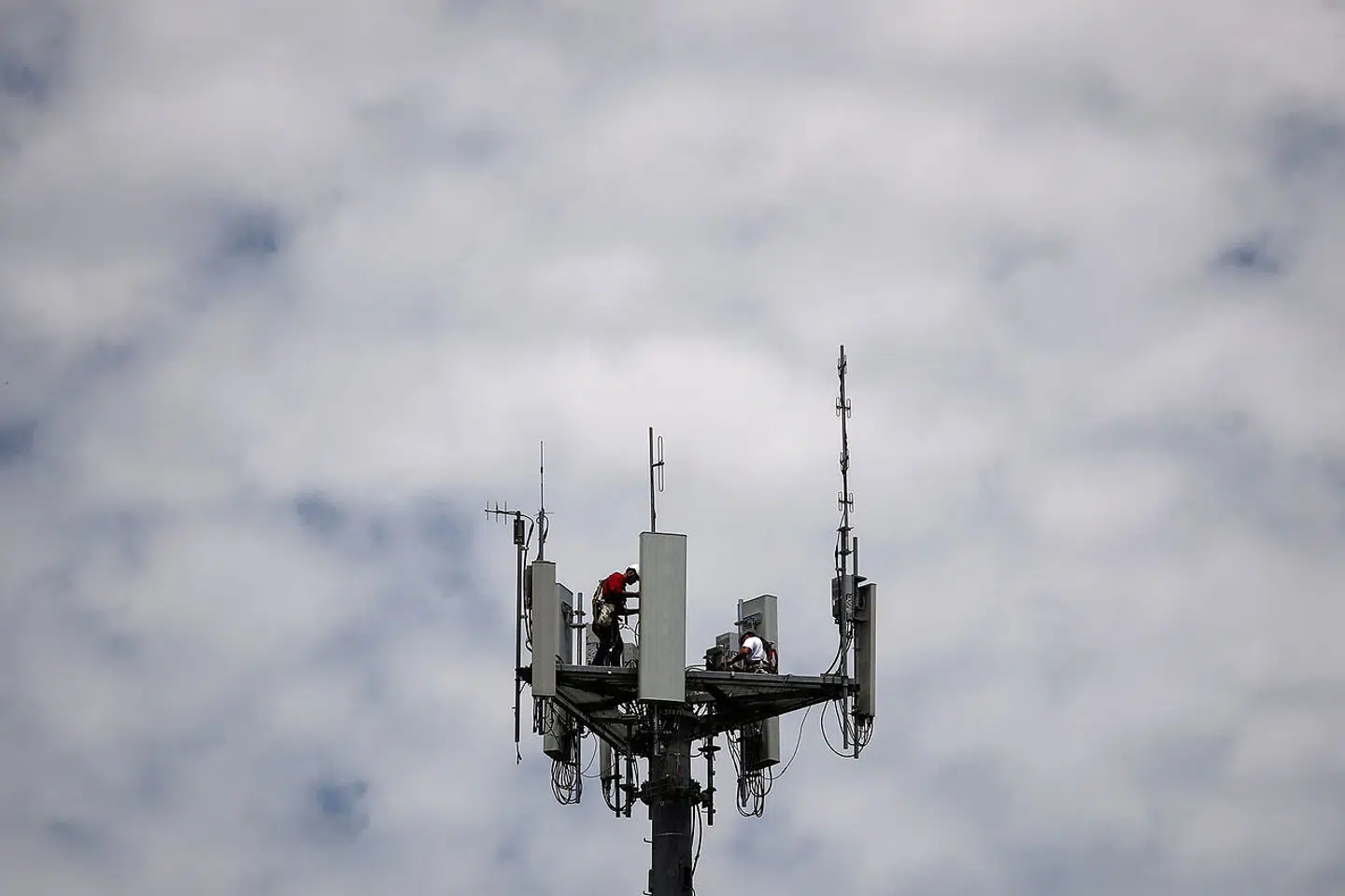 På billedet installeres 5G på master i Texas, USA. REUTERS/Adrees Latif