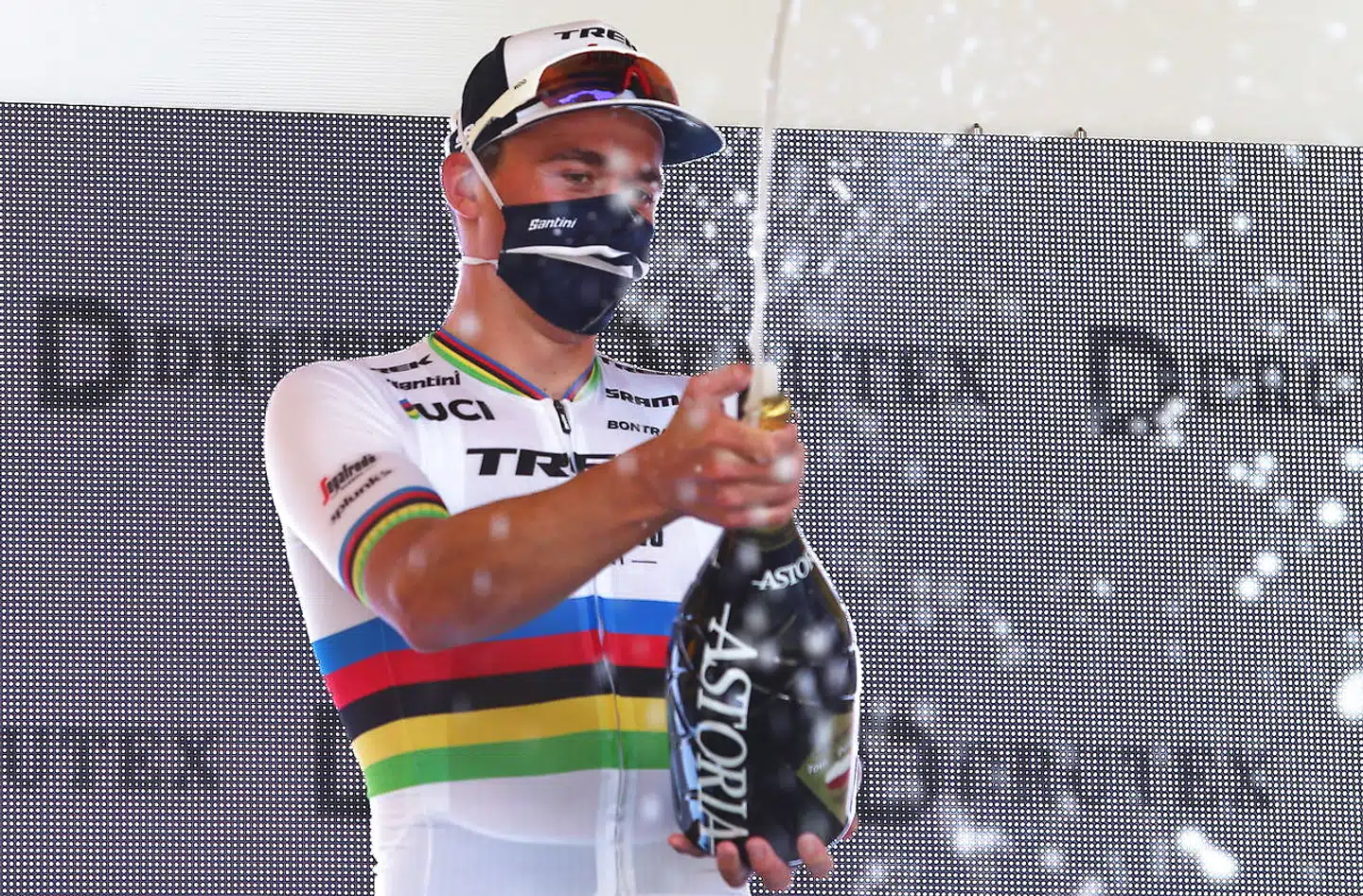 Mads Pedersen ofejrer sin etapesejrj i Polen Rundt.
