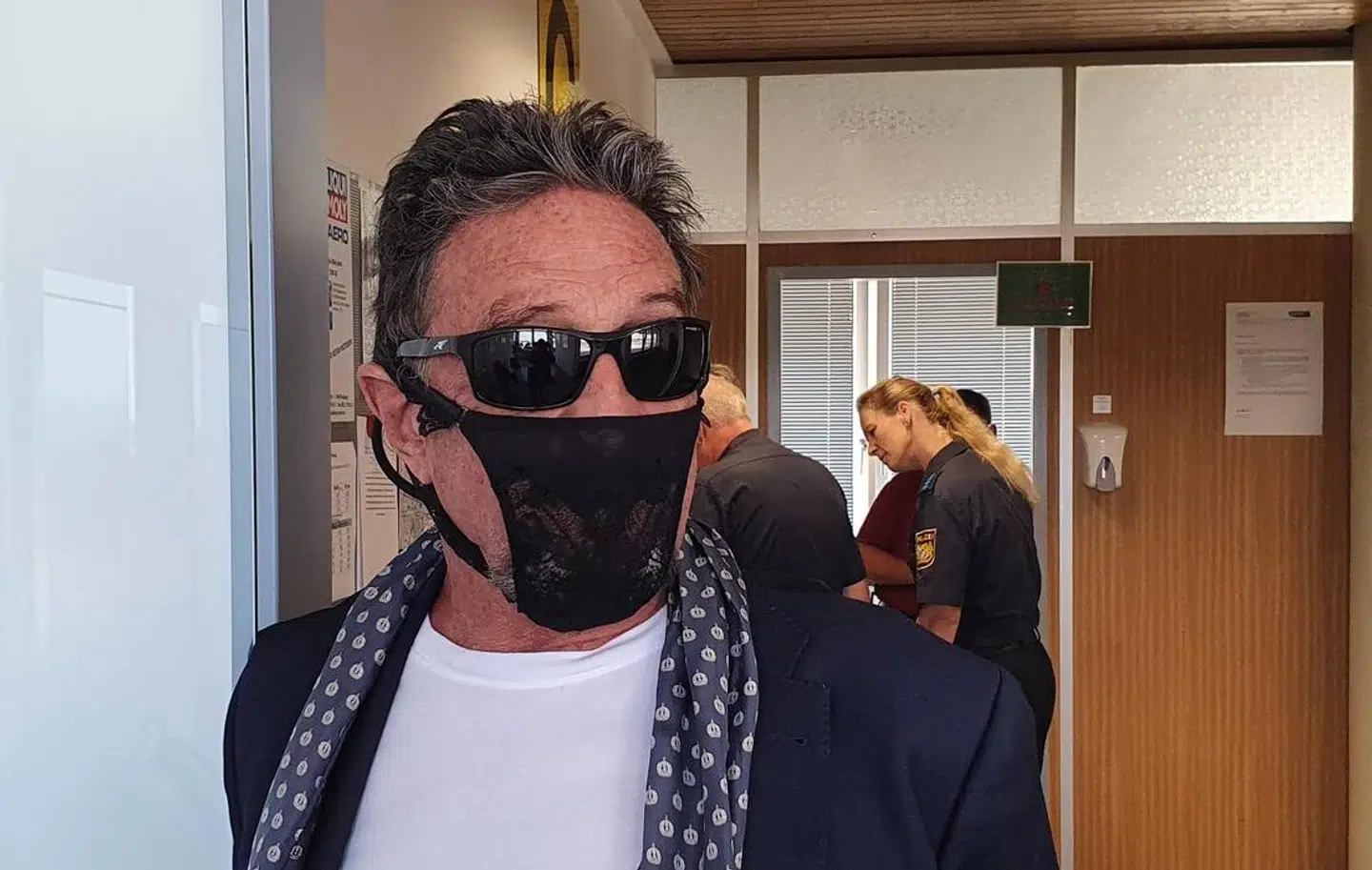 John McAfee på vej gennem tolden i Oslo med en g-streng som maske.