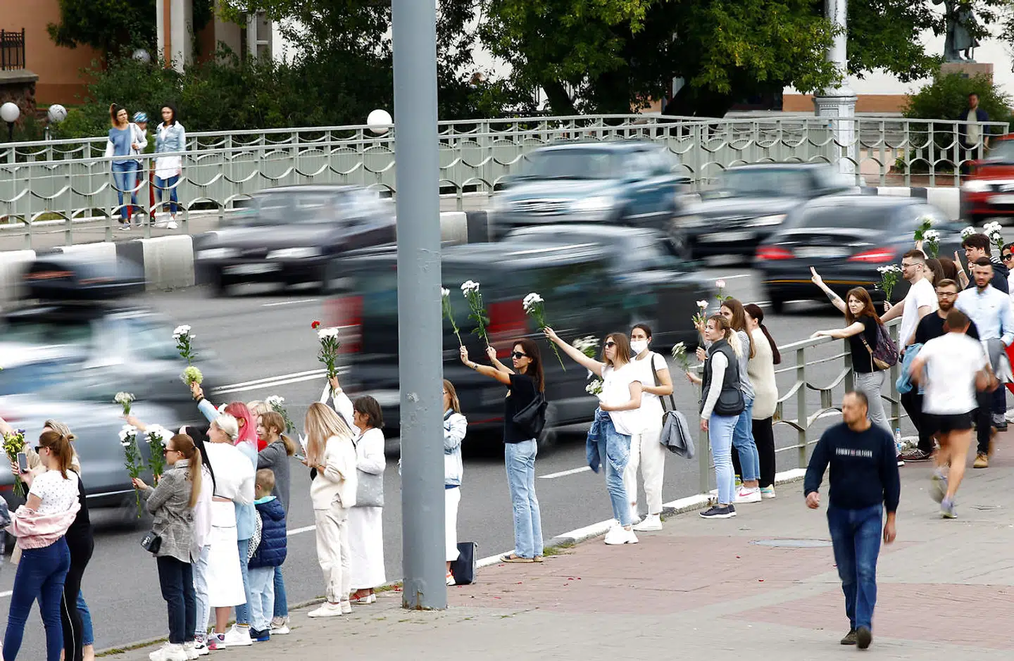 Med blomster i hænderne forsamles demonstranter torsdag 13. august i Minsk. Foto: REUTERS/Vasily Fedosenko