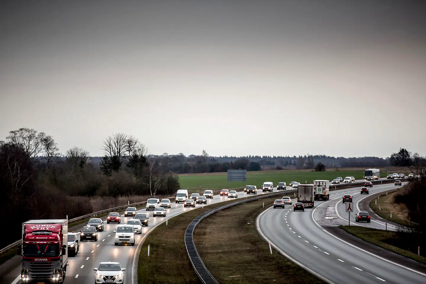 »I en bil sidder man i sin egen kabine isoleret fra alle andre, så det vil være mest hensigtsmæssigt,« siger professor til jp.dk.
