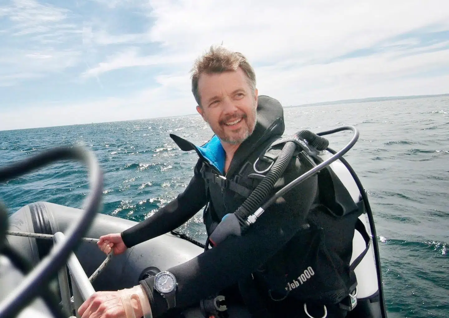 Kronprins Frederik på vej ud for at dykke.