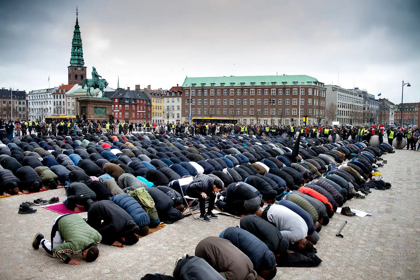 Hizb ut Tahrir Skandinavien holder fredagsbøn på Christiansborg Slotsplads i København fredag den 22. marts 2019. Fredagsbønnen er til støtte for de dræbte muslimer i Christchurch, New Zealand.. (Foto: Liselotte Sabroe/Ritzau Scanpix)