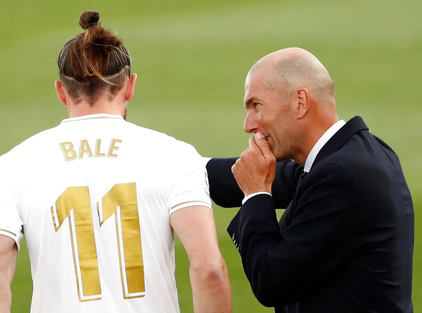 En spiller og en træner på kant med hinanden, Gareth Bale og Zinedine Zidane.
