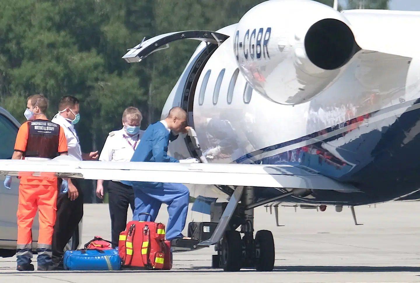 Fabio Jakobsen går ombord på flyet i Pyrzowice.