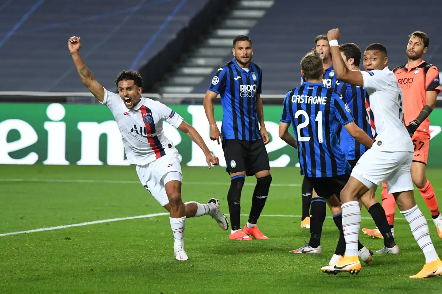 PSG's Marquinhos jubler over sin udligning til 1-1 mod Atalanta i kvartfinalen i Champions League. Pool/Reuters