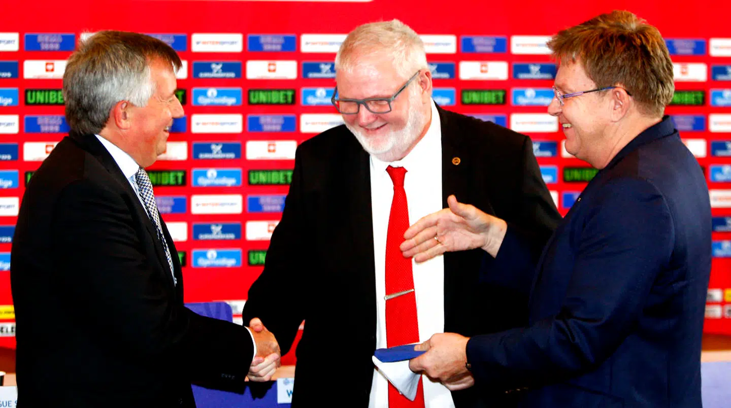Sådan så det ud i 2018, da DHF-formand Per Bertelsen og Kaare Geir Lio (th.), præsident i det norske håndboldforbund, fik tildelt værtskabet af EHF-præsident Michael Wiederer (tv.).