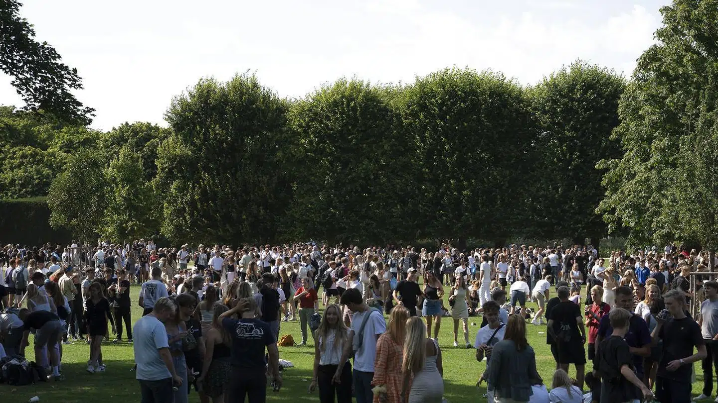 Festglade gymnasieelever i Kongens Have efter første skoledag august 2020.
