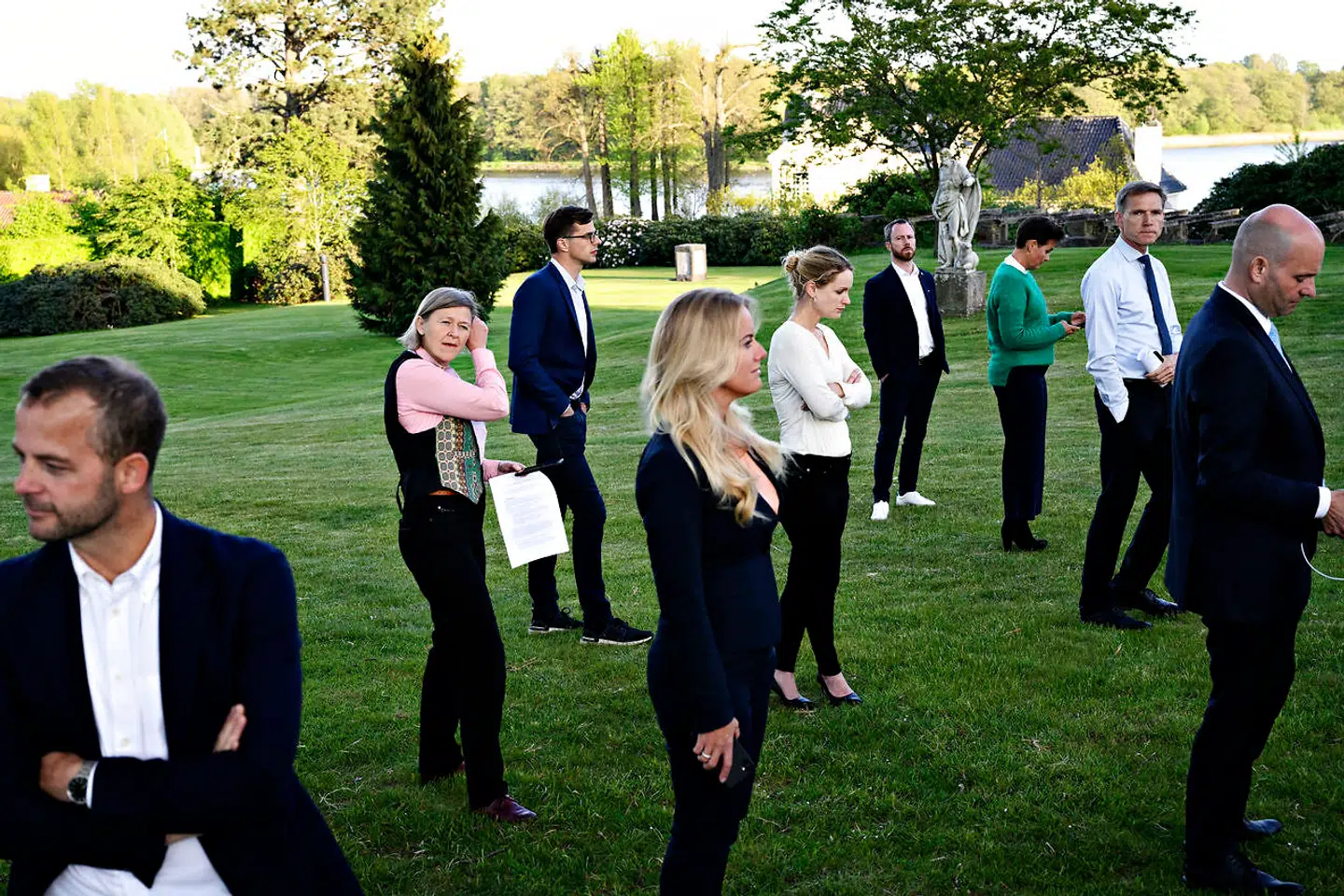 Partilederne var ifølge politiske iagattager reduceret til statister, da statsminister Mette Frederiksen holdt pressemøde om fase 2 af genåbningen af Danmark, efter regeringen og partilederne mødtes til de afsluttende forhandlinger på Marienborg nord for København, torsdag den 7. maj 2020. (Foto: Philip Davali/Ritzau Scanpix)