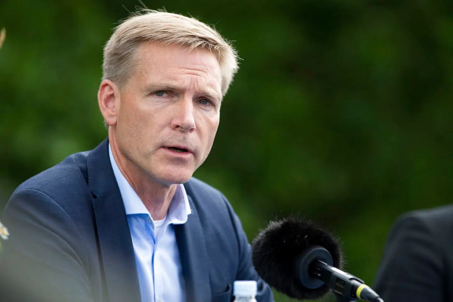 Kristian Thulesen Dahl taler med pressen i forbindelse med, at Dansk Folkeparti holder pressemøde efter sommergruppemødet på Sandbjerg Gods i Sønderborg, onsdag den 5. august 2020.