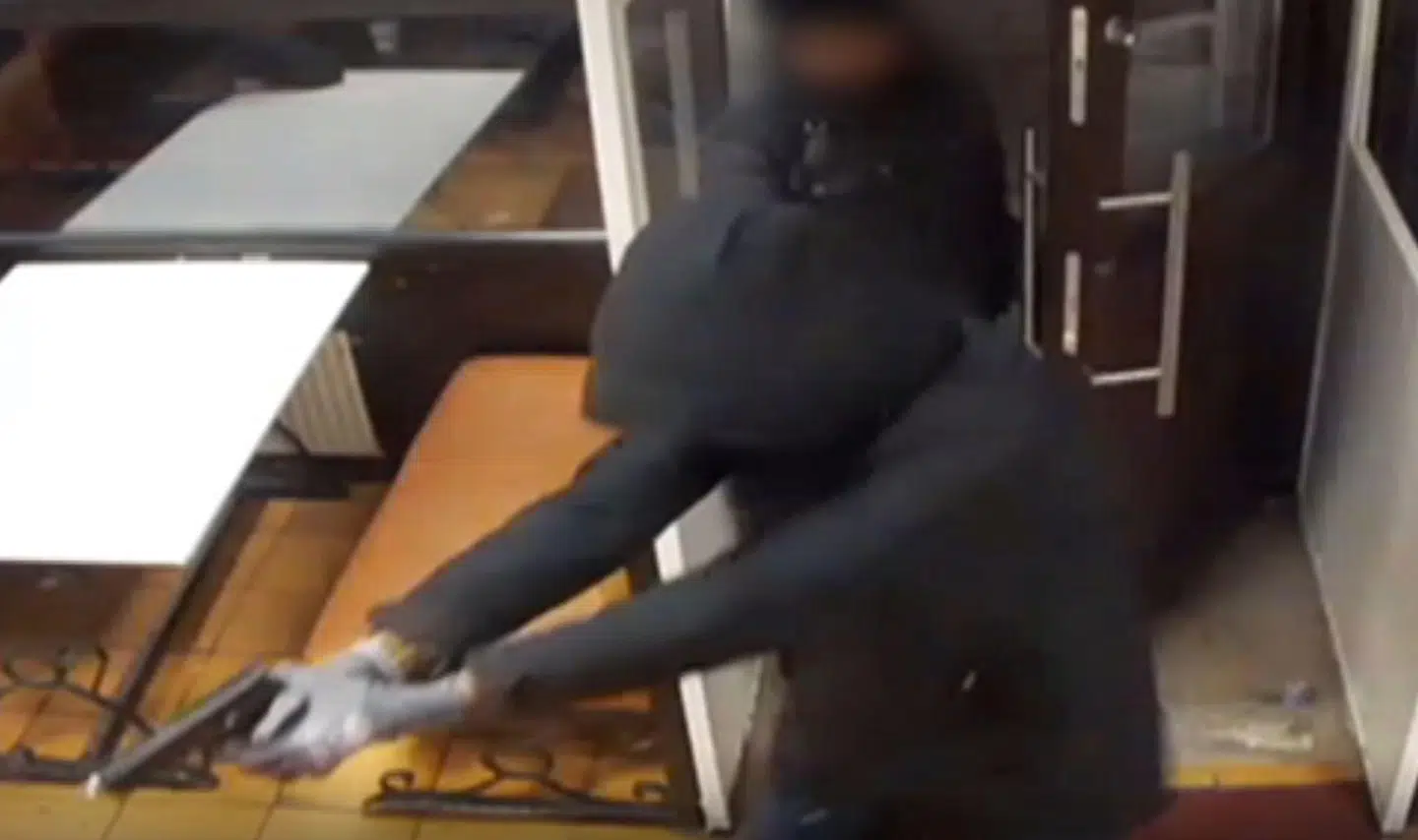 Abdirizak Osman gik målrettet ind på pizzariaet, trak en pistol og affyrede to skud. Han var 16 år på gerningstidspunktet og blev dømt til at afsone tre år i ungdomsfængsel.