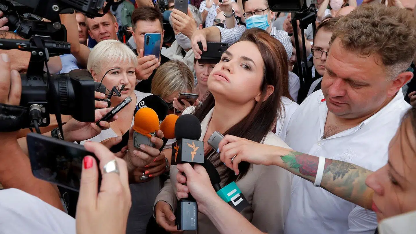 Svetlana Tikhanovskaja udenfor et valgsted i forbindelse med søndagens valg, som hun ifølge de officielle resultater tabte.