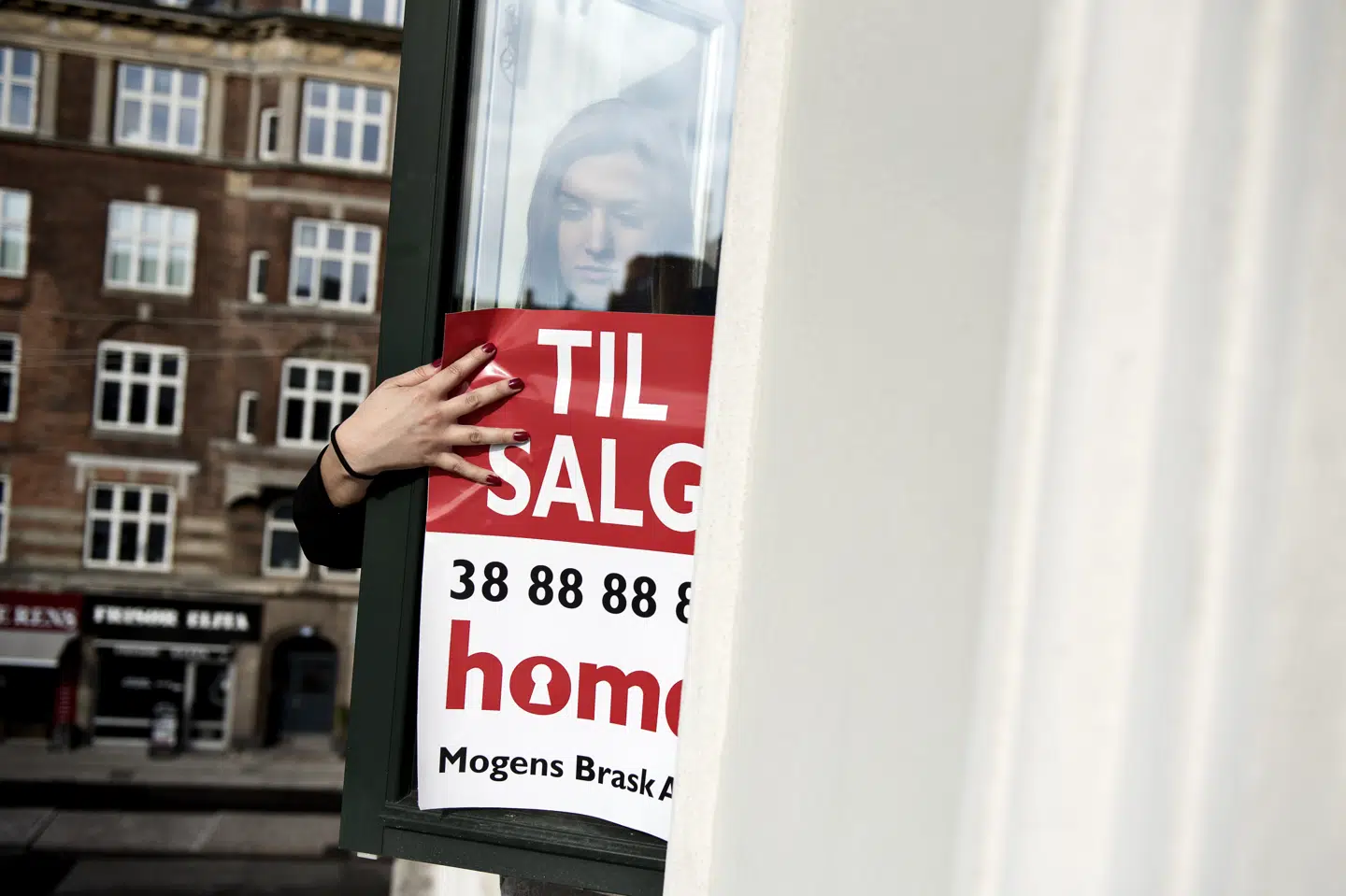 Antallet af boliger med til salg-skilte er det laveste siden 2006. Det er med til at sende priserne op. (Arkivfoto) Mathias Bojesen/Ritzau Scanpix