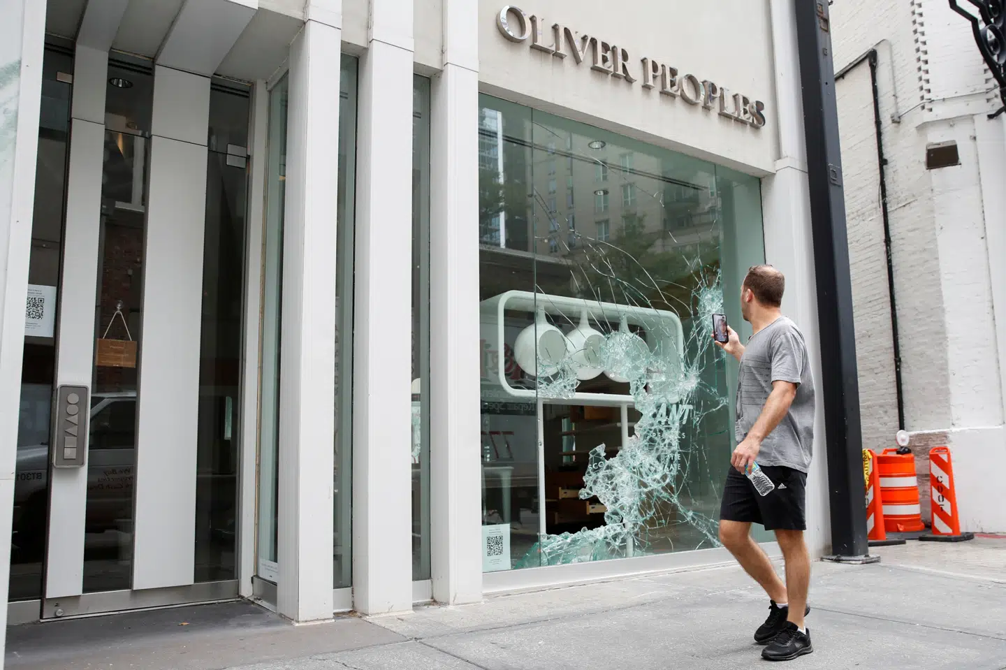 Brillebutikken Oliver Peoples er blandt de mange butikker i centrum af Chicago, der i løbet af natten til mandag blev plyndret. Kamil Krzaczynski/Reuters