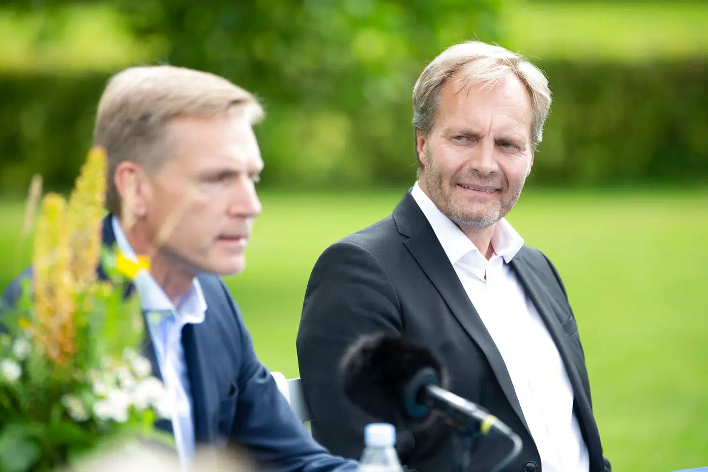 Peter Skaarup lytter til, at hans formand Kristian Thulesen Dahl taler med pressen i forbindelse med, at Dansk Folkeparti holder pressemøde efter sommergruppemødet på Sandbjerg Gods i Sønderborg, onsdag den 5. august 2020.