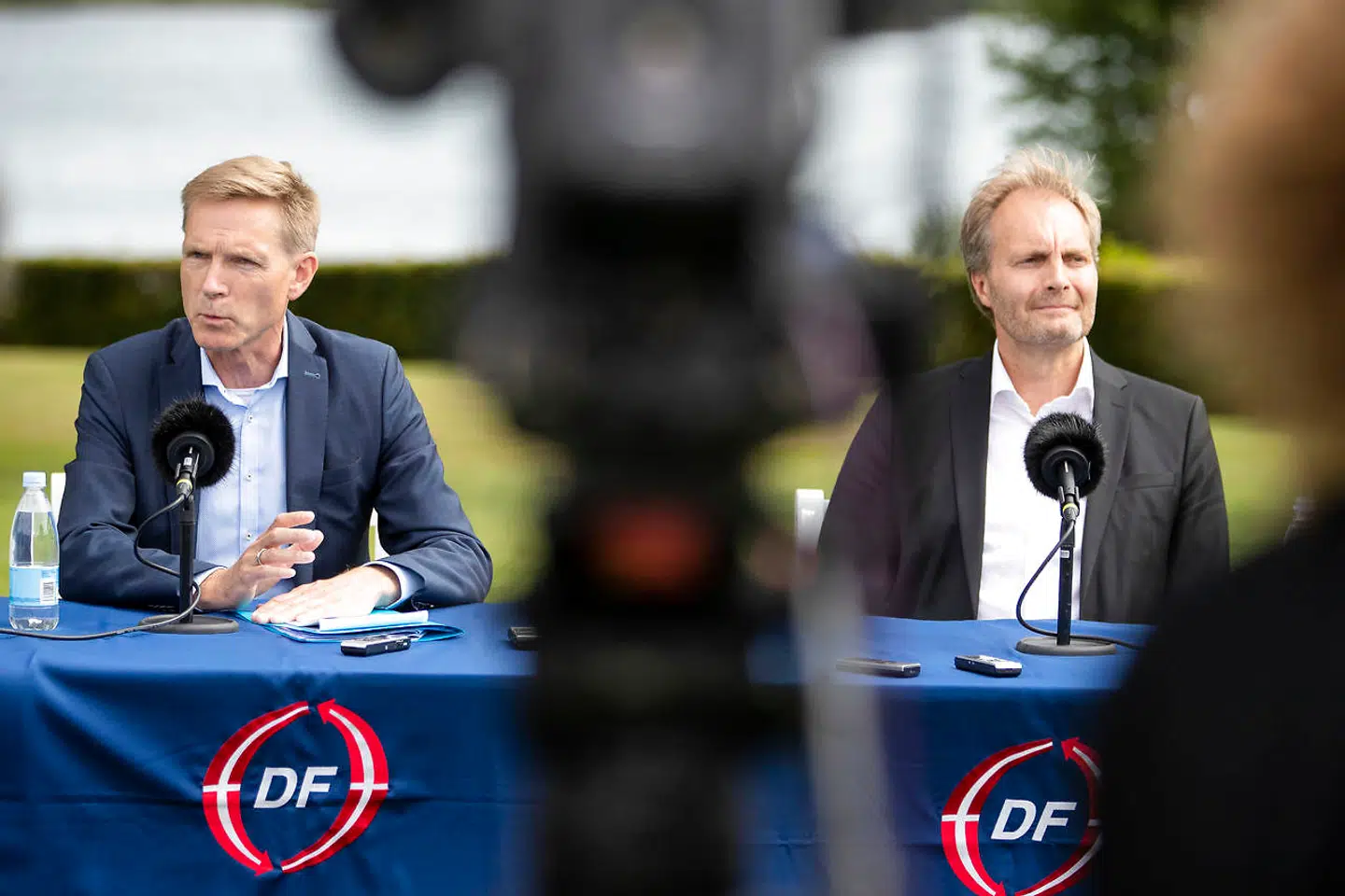 Formand Kristian Thulesen Dahl lytter til Peter Skaarup i forbindelse med, at Dansk Folkeparti holder pressemøde efter sommergruppemødet på Sandbjerg Gods i Sønderborg, onsdag den 5. august 2020.I Sønderjylland, badet i historiske omgivelser, håber Dansk Folkepartis pressede top på, at det værste er overstået. Næstformanden er ny, politikken den gamle. Det skriver Ritzau, onsdag den 5. august 2020.. (Foto: Frank Cilius/Ritzau Scanpix)