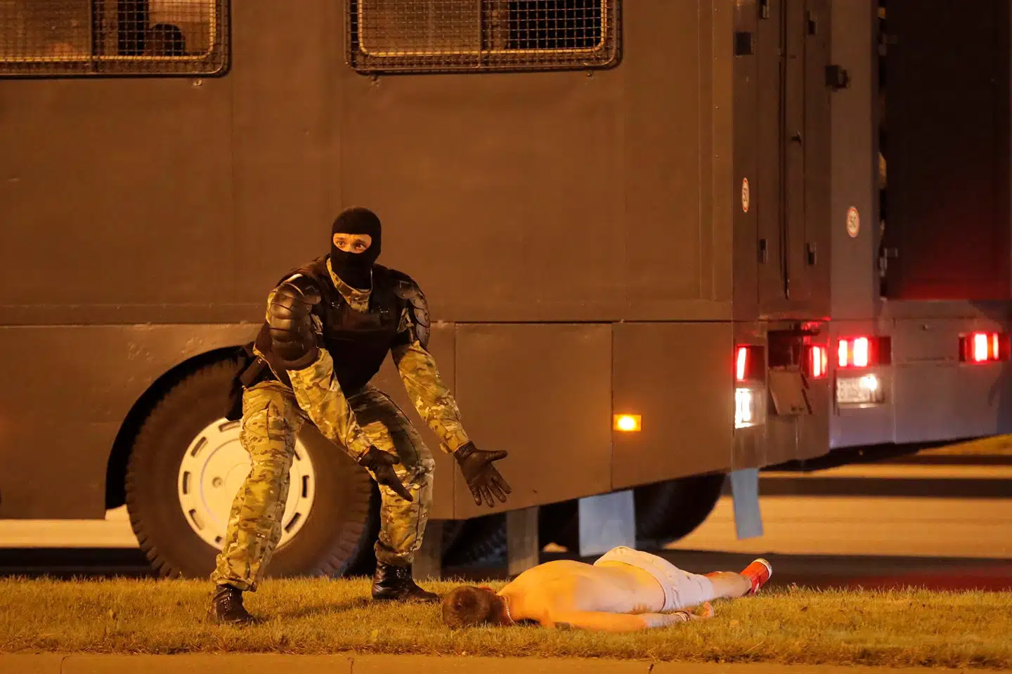 Hviderussiske politimand ved såret demonstrant, som ligger på jorden efter det omstridte præsidentvalg søndag. Svetlana Tikhanouskaya siger, at vælgerne traf et valg, men at myndighederneikke ikke hører på befolkningen. Vasily Fedosenko/Reuters