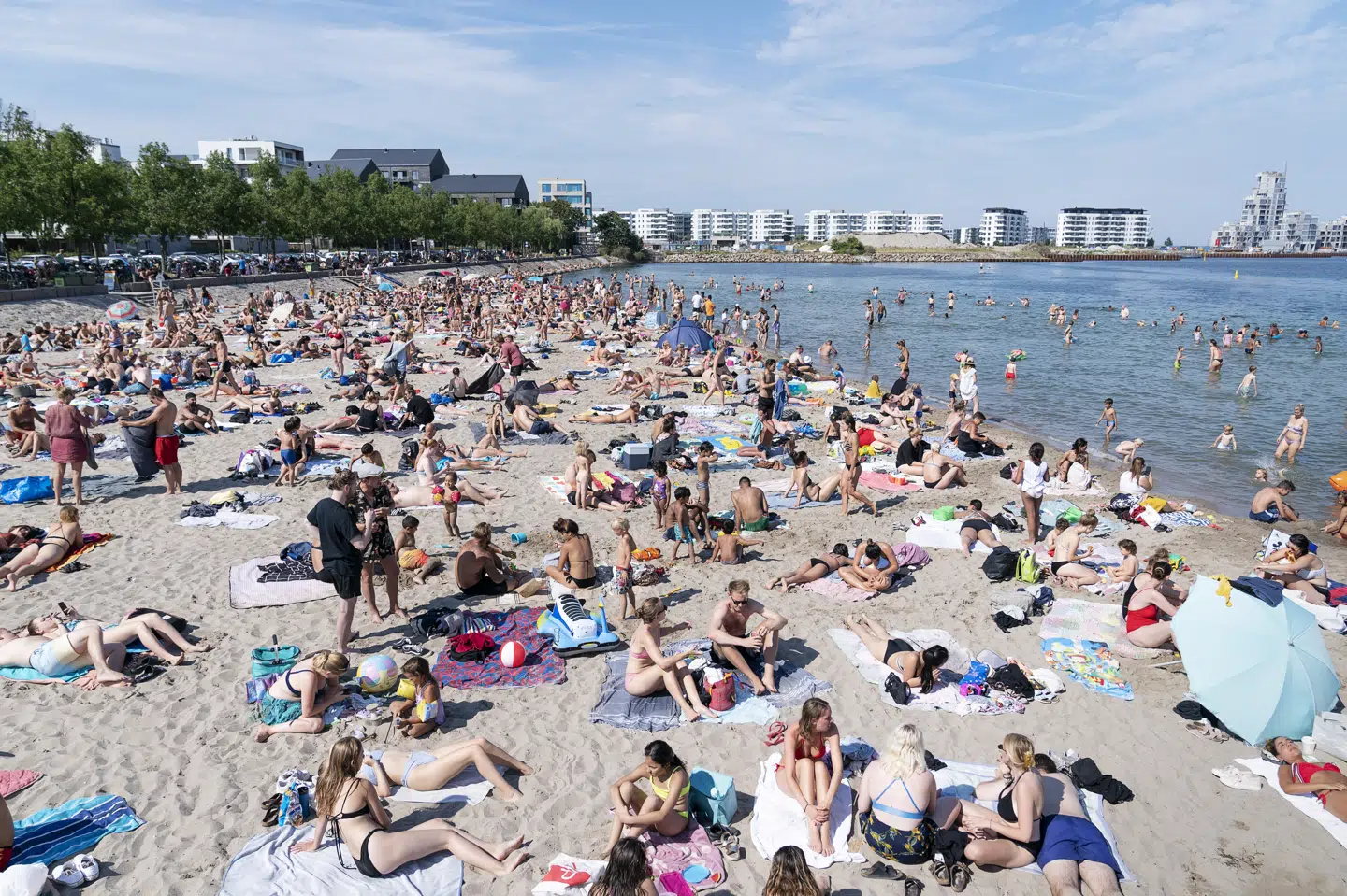 Det varme vejr fra weekenden fortsætter den kommende uge, hvor danskere over hele landet de næste fem dage kan se frem til temperaturer mellem 23 og 30 grader. Arkivfoto: Claus Bech/Ritzau Scanpix