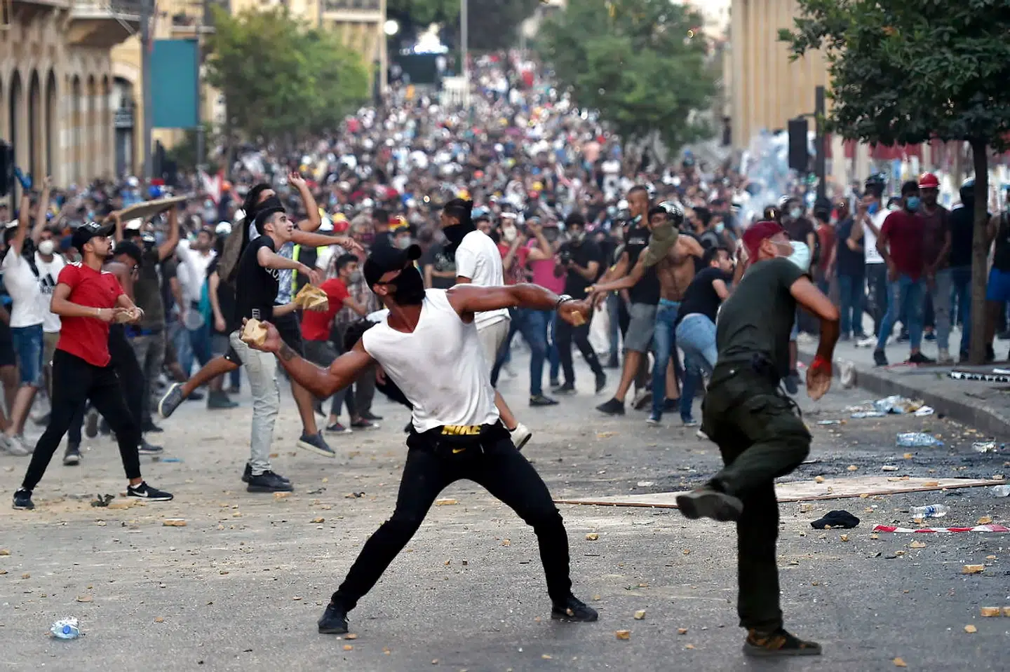 Sådan så det ud tidligt søndag aften, da folk begyndte at samle sig foran parlamentsbygningen i Beirut. De ville lægge barrikaden ned.