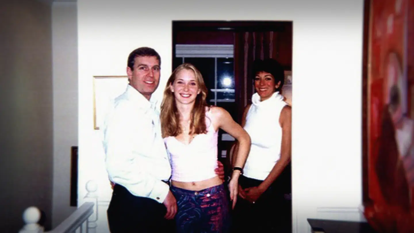 Prins Andrew med et af Epstein og Maxwells ofre. Det er Epstein, der tog billedet. I baggrunden står en smilende Ghislaine Maxwell.
