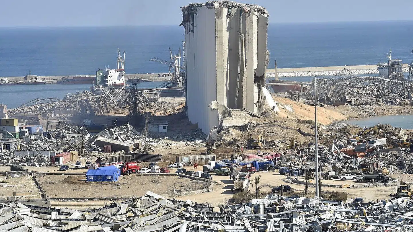 Et luftfoto af havneområdet viser ødelæggelserne fra den eksplosionen i Beirut, som har kostet mindst 154 personer livet.