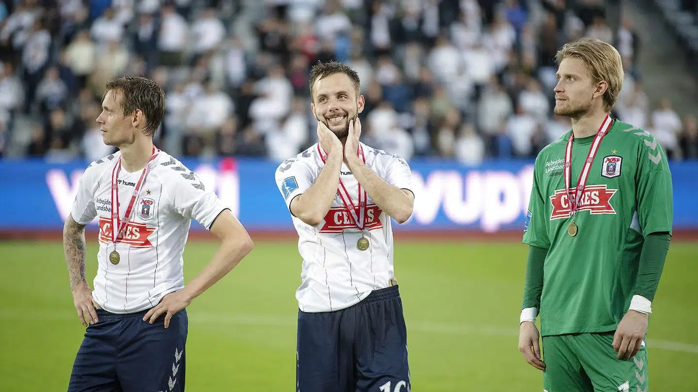 (ARKIV) AGFs Jakob Ankersen, Casper Højer Nielsen og målmand William Eskelinen efter kampen i 3F Superligaen AGF mod Brøndby IF på Ceres Park i Aarhus, søndag den 26. juli 2020. AGF vinder sine første medaljer i 23 år. Det blev til bronze, efter det søndag blev til et 0-1-nederlag til Brøndby i sidste runde af mesterskabsspillet. AGF vandt Europa Playoff over OB og får nu europæisk deltagelse oveni hatten for bronzemedaljerne. AGF har dog den længste vej til europæisk gruppespil. Det skriver Ritzau, torsdag den 30. juli 2020.. (Foto: Bo Amstrup/Ritzau Scanpix)