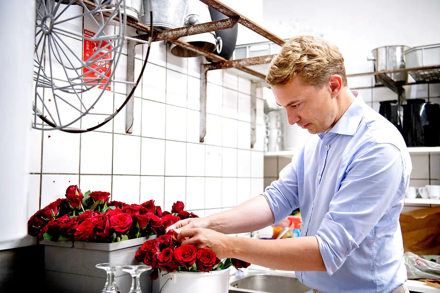 Her ses, hvordan Morten Messerschmidt blandt andet bruger tid på at ordne roserne på Bakkens Hvile. Mandag spurgte han sin kæreste, Bakkensangerinden Dot Wessman, om hun fandt det i orden, at han nu bliver næstformand for Dansk Folkeparti.