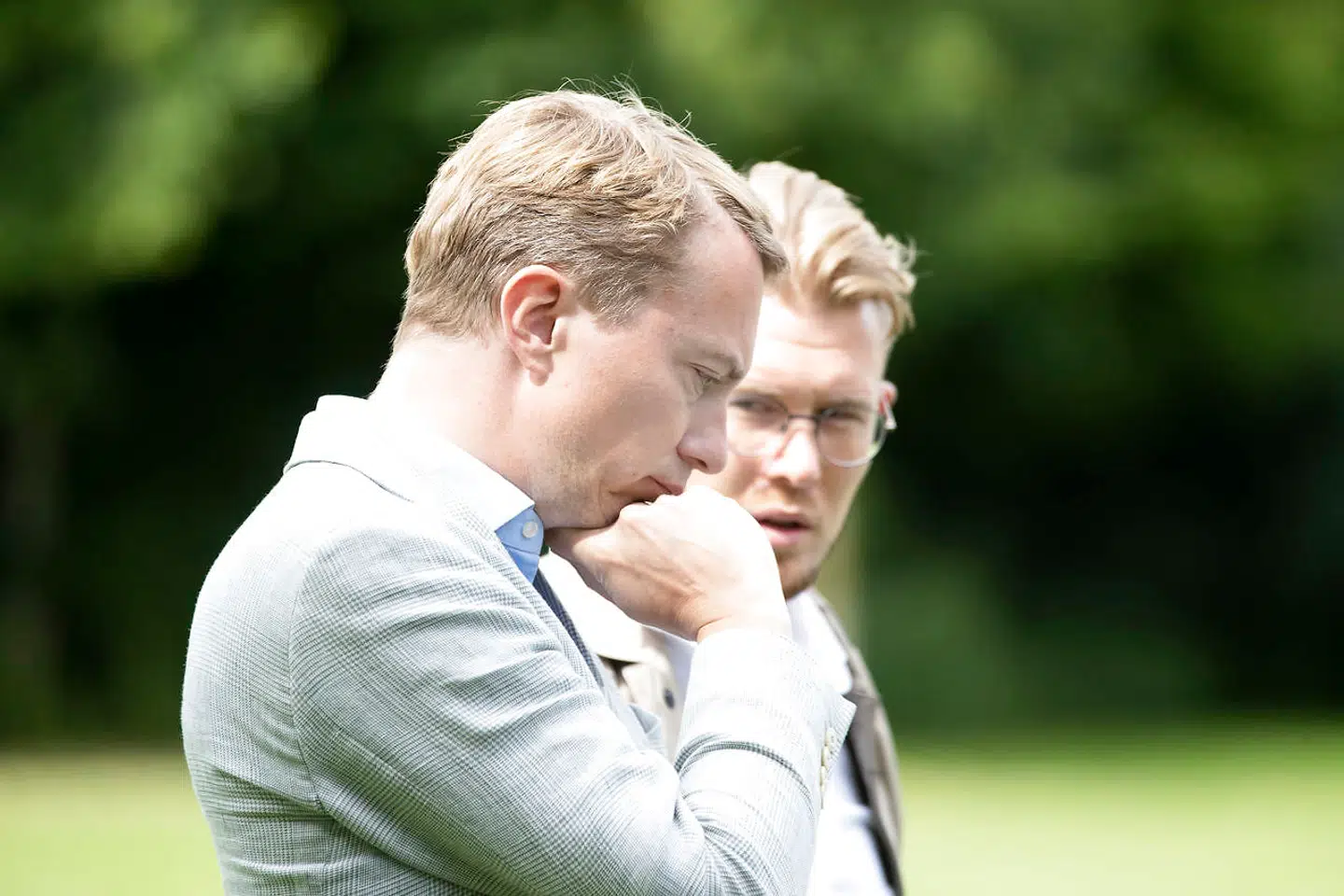 Morten Messerschmidt i samtale med Peter Kofod Poulsens pressechef Andreas Jensen i forbindelse med, at Dansk Folkeparti holder pressemøde efter sommergruppemødet på Sandbjerg Gods i Sønderborg, onsdag den 5. august 2020.. (Foto: Frank Cilius/Ritzau Scanpix)